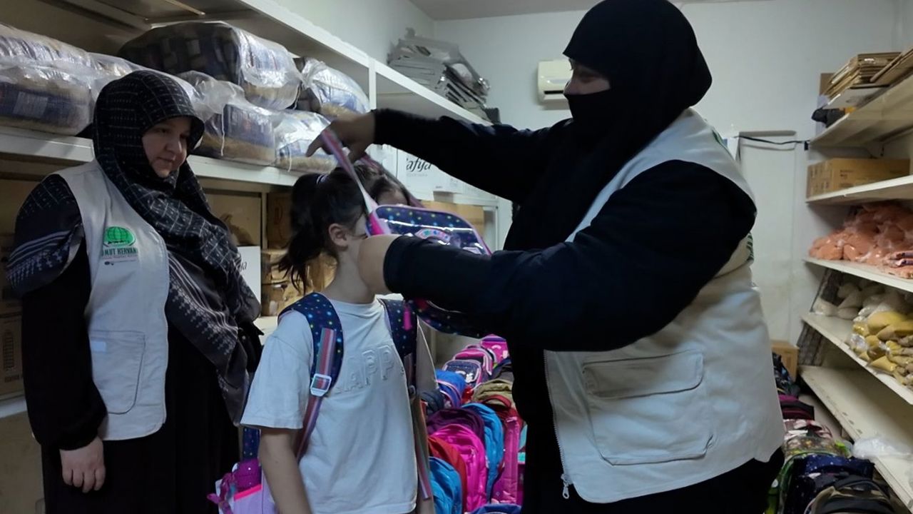 Umut Kervanı Adana'dan ihtiyaç sahibi yüzlerce öğrenciye kırtasiye desteği