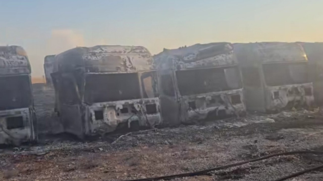 Mardin’de hurdalıkta yangın çıktı: 20 tır kabini kül oldu 