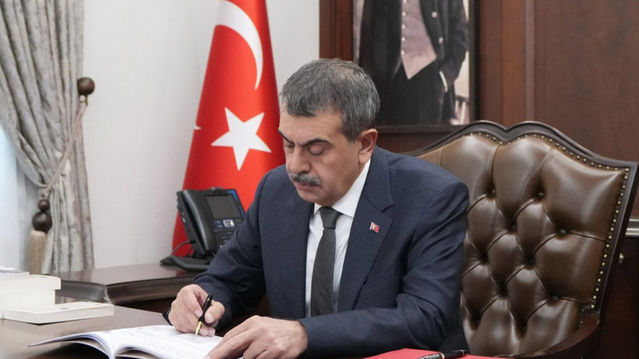 Bakan Tekin: İyi ki varsınız iyi ki evlatlarımızın ellerinden sımsıkı tutuyorsunuz