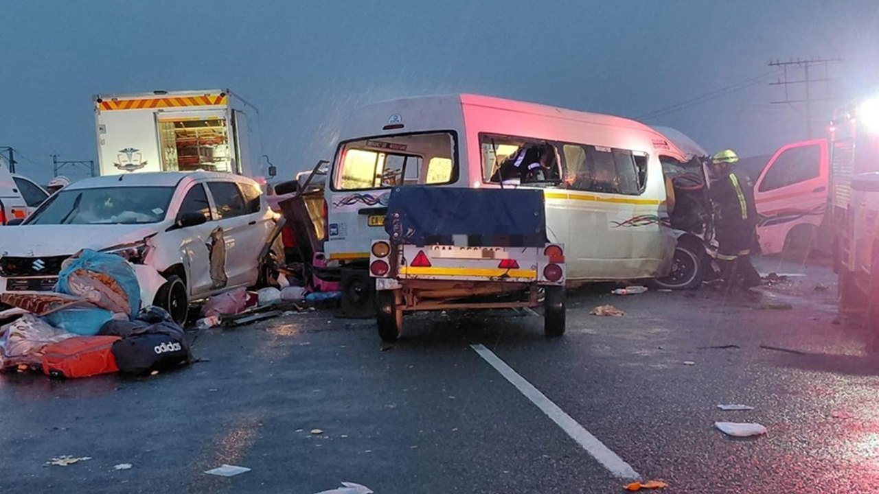 Güney Afrika'da zincirleme trafik kazası: 21 ölü