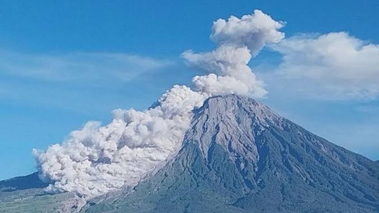 Semeru Yanardağı'nda art arda 3 patlama meydana geldi