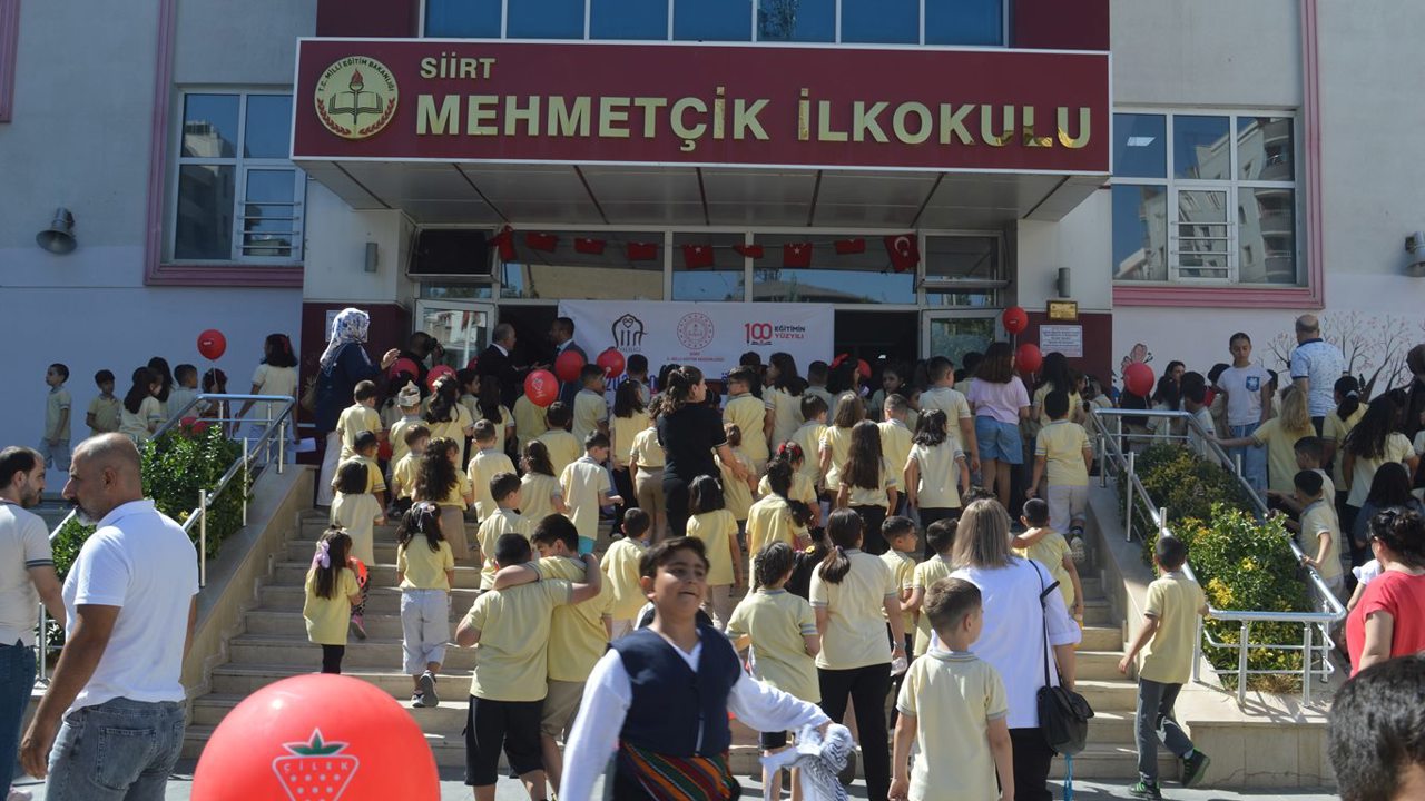 Siirt’te yeni eğitim öğretim yılının ilk gününde okul heyecanı