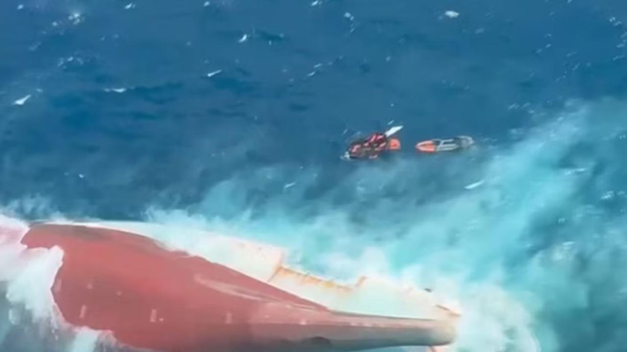 Endonezya açıklarında alabora olan gemideki 129 kişi aranıyor