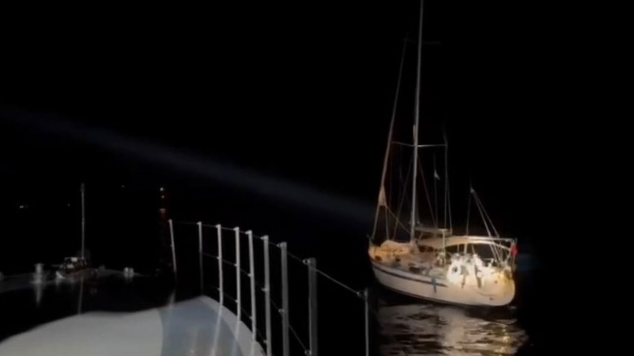 İzmir'de 11 düzensiz göçmen ile 2 göçmen kaçakçısı şüphelisi yakalandı