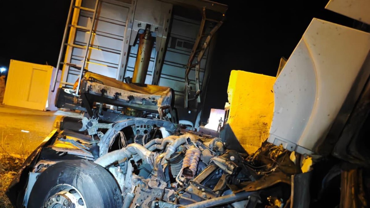 Mardin’de tır uygulama noktasındaki beton bloklara çarptı