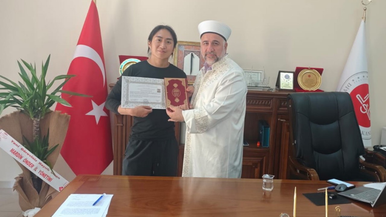 Mardin’e gezmeye gelen Güney Koreli vatandaş İslam ile şereflendi