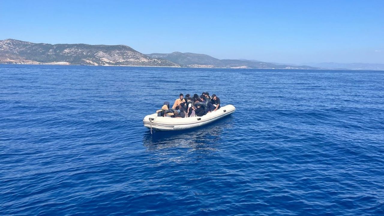 İzmir açıklarında 15 düzensiz göçmen yakalandı