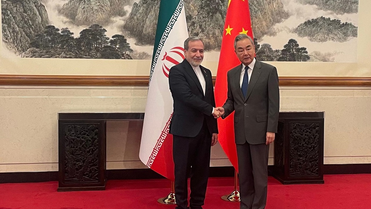 Abbas Arakçi ve Wang Yi Pekin'de bir araya geldi