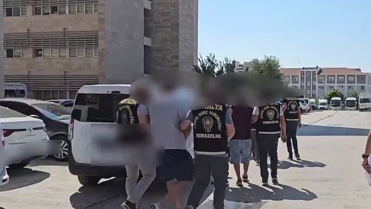 Antalya’da sinyal kesici cihazla otodan hırsızlık yapan 3 şüpheli tutuklandı