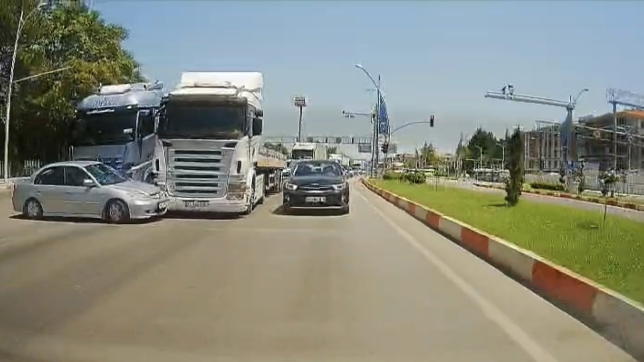 Çevreyolu Yeşilyurt Belediyesi mevkiinde tır ile otomobilin karıştığı trafik kaz