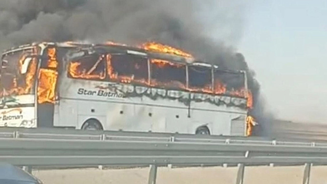 Şanlıurfa'da seyir halindeki yolcu otobüsü yandı