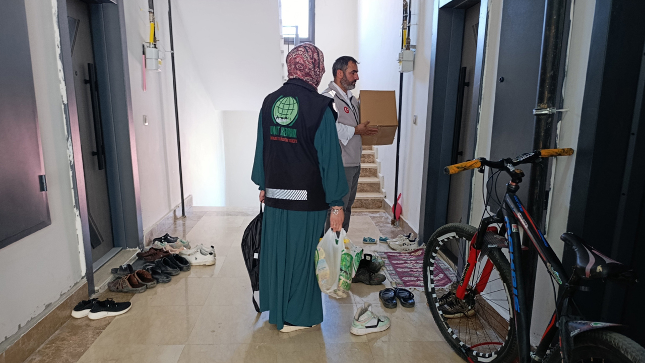 Umut Kervanı Malatya derneğinden ihtiyaç sahibi ailelere gıda ve kırmızı et desteği