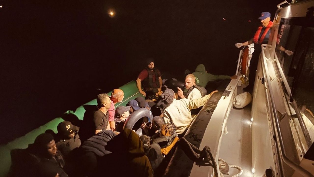 İzmir açıklarında 29 düzensiz göçmen yakalandı