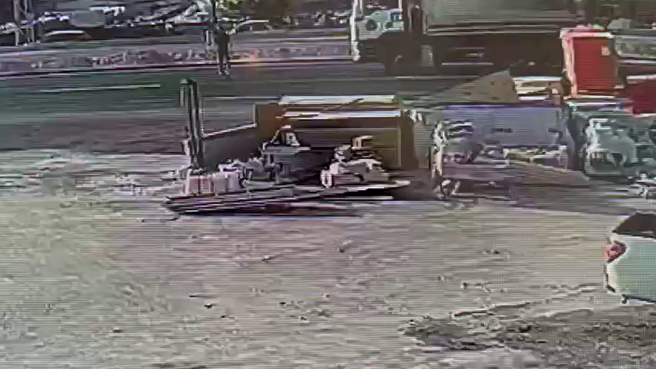 Kamyonun yayaya çarparak ağır yaraladığı kaza anı kamerada