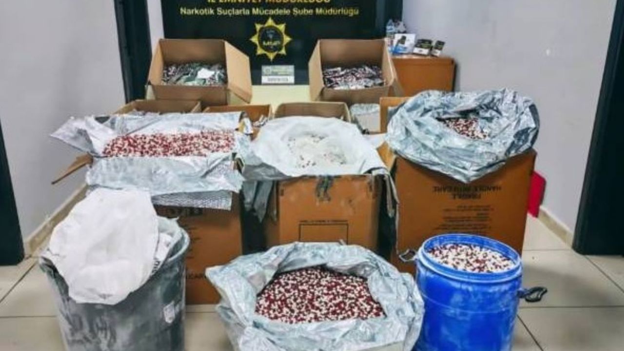 Mersin'de 298 bin 182 sentetik ecza hapı ele geçirildi