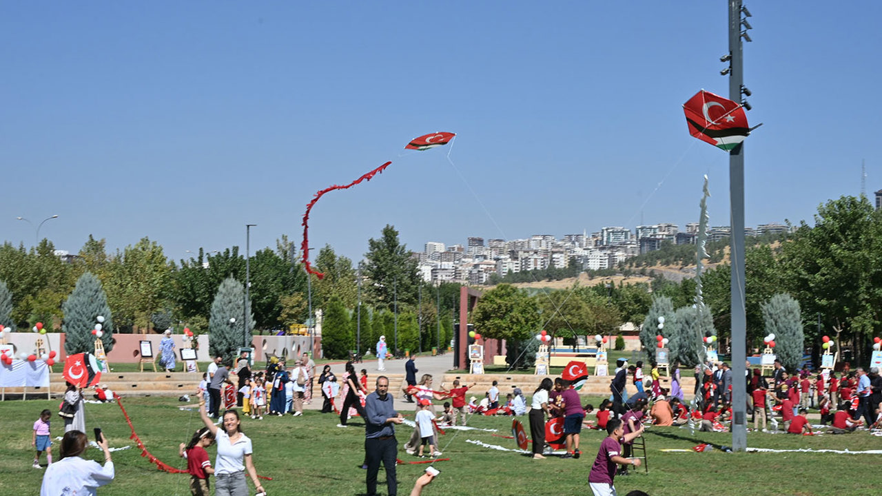 Şanlıurfa'da Gazze'deki çocuklar için uçurtmalar gökyüzüne bırakıldı