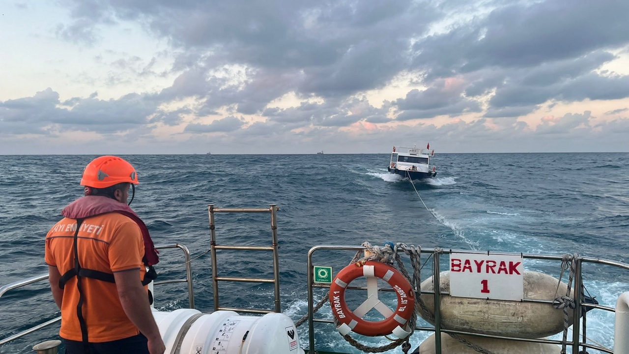 İstanbul'da arızalanan tekne Kıyı Emniyeti ekiplerince kurtarıldı