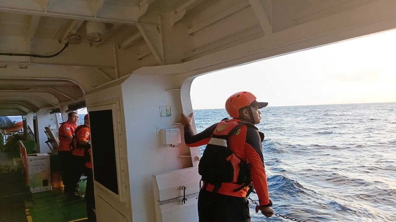 Endonezya'da batan feribotta can kaybı 9'a yükseldi, 126 kişi kayıp