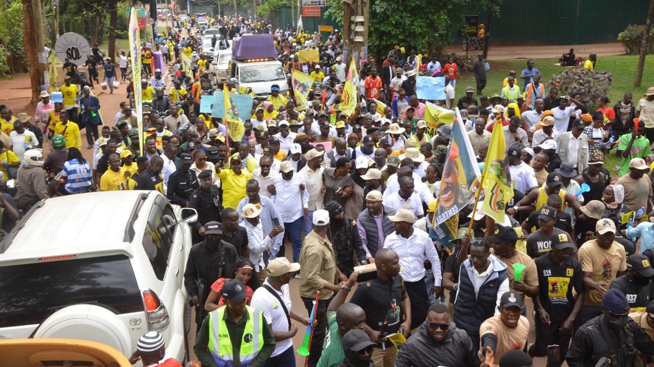 Uganda'da muhalif Lumbuye için Türkiye Büyükelçiliği önünde protesto