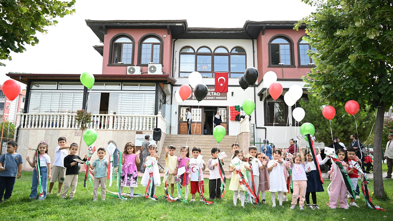Uçurtmalar Gazze'deki çocuklar için gökyüzüne yükseldi