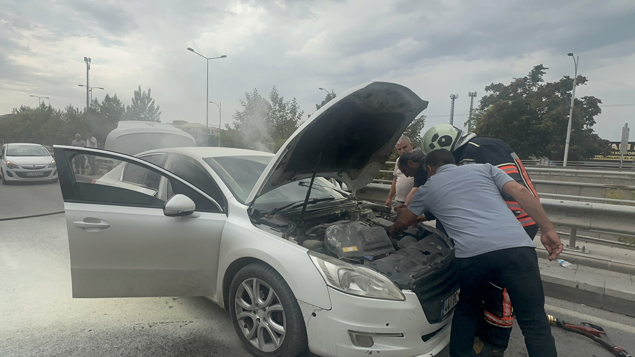 Malatya'da seyir halindeki otomobil aniden alev aldı
