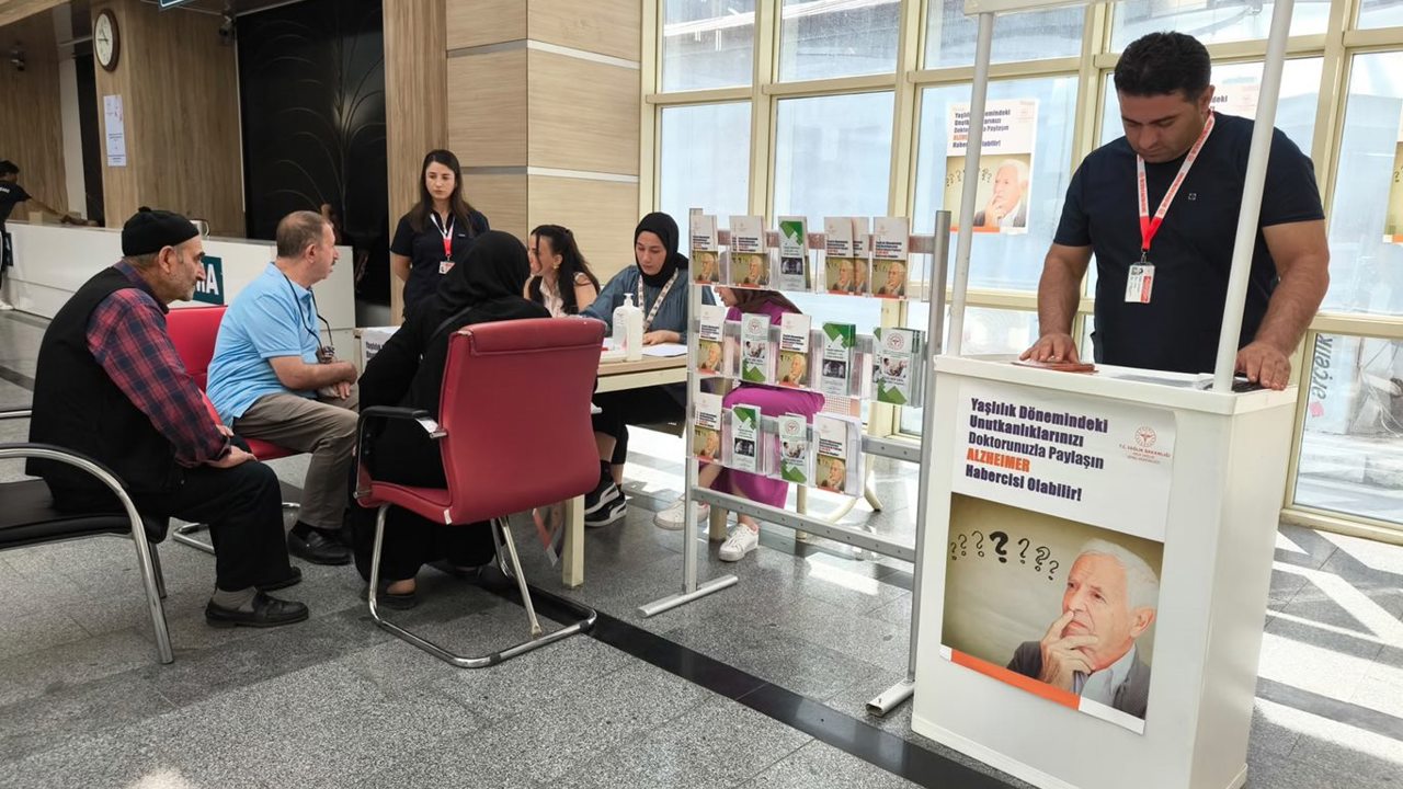Siirt’te Alzheimer farkındalığı için bilgilendirme standı açıldı