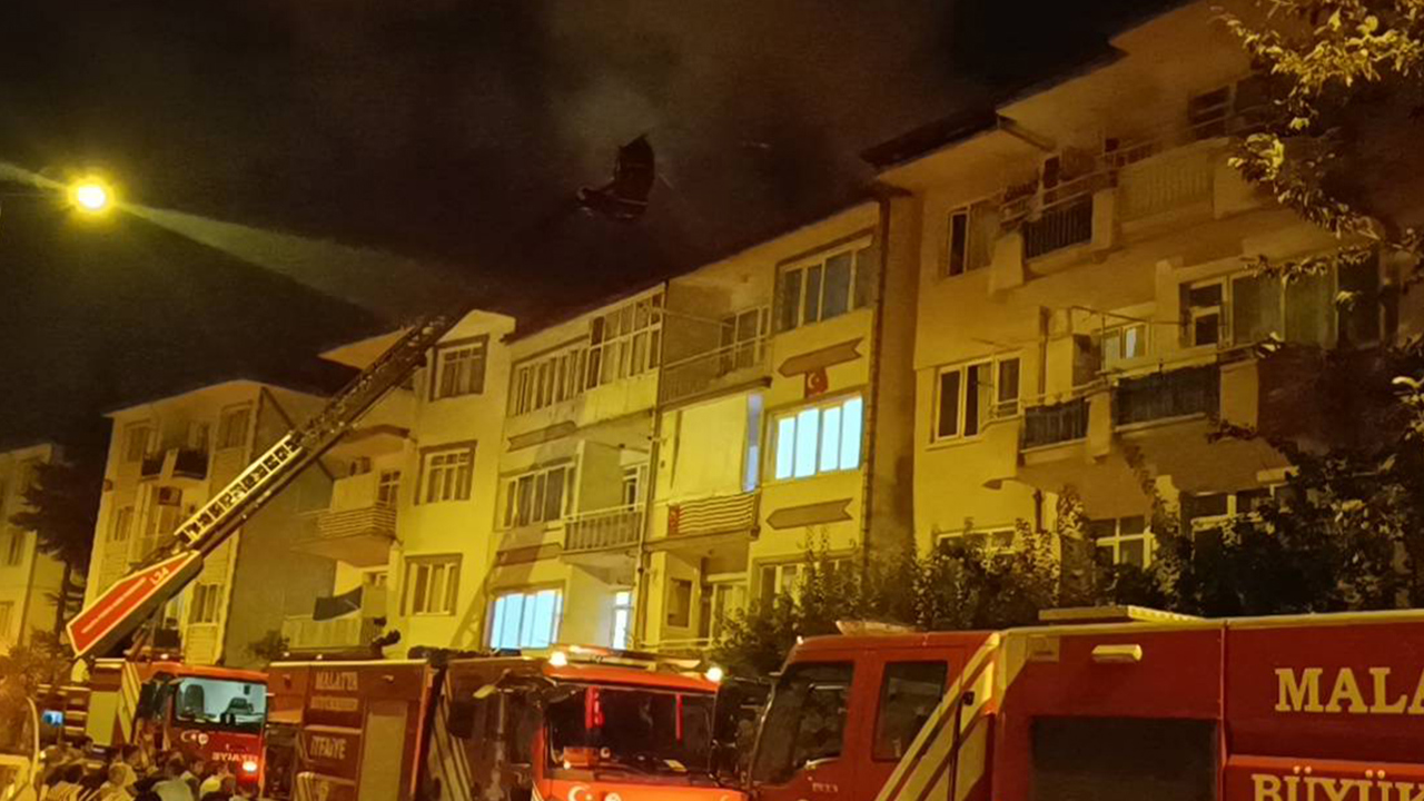 Malatya'da 4 katlı binanın çatısında yangın