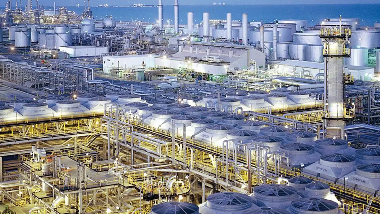 Aramco Avrupa'ya ekimde petrol sevkiyatını durduracak
