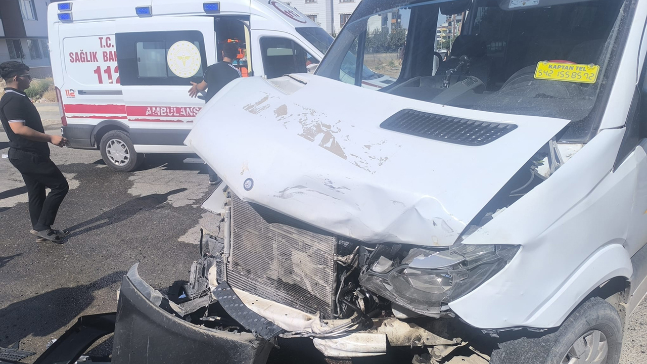 Batman'da minibüs ile hafif ticari araç çarpıştı: Bir yaralı