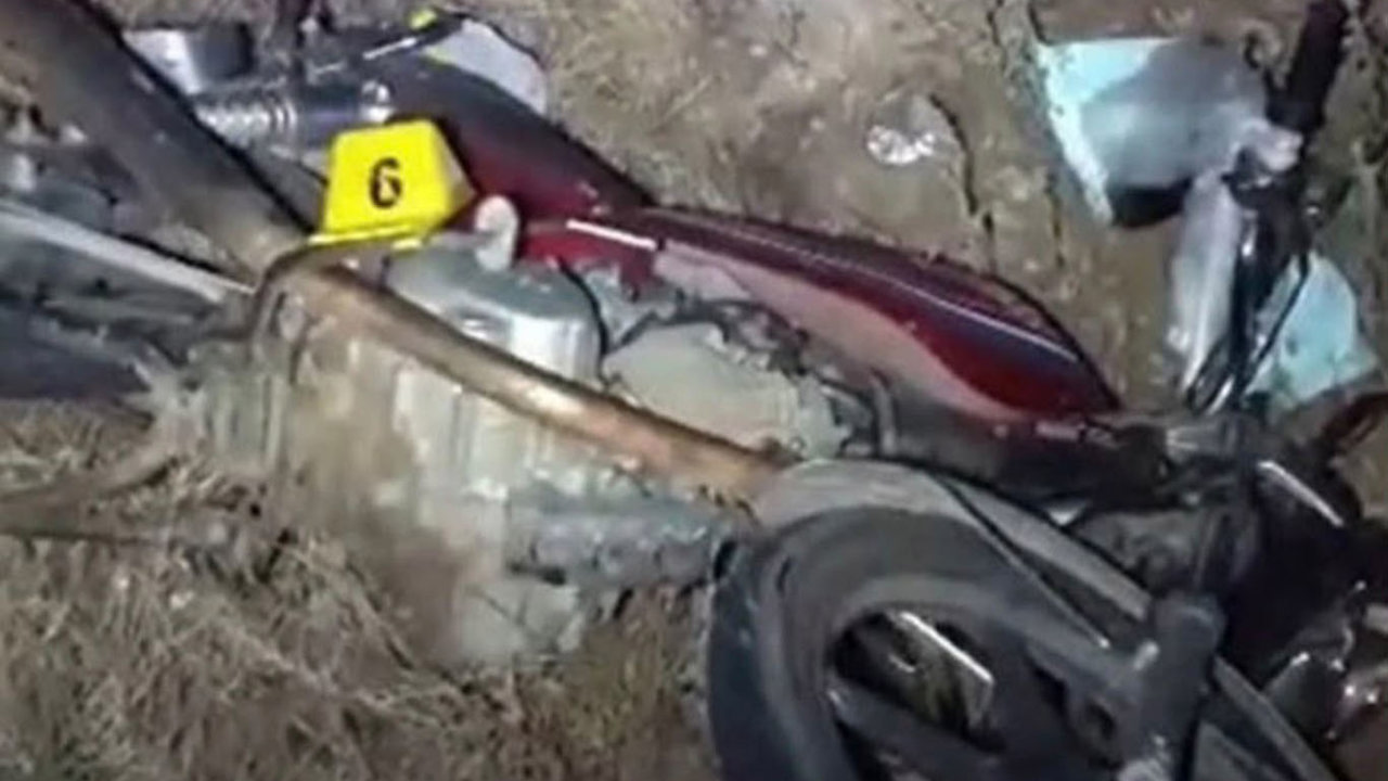 Ödemiş'te otomobil yol kenarındaki motosikletliye çarptı: Bir ölü