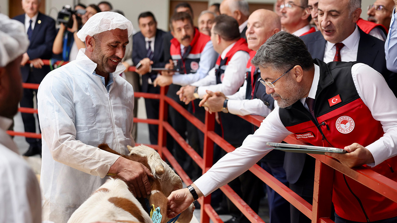 Bakan Yumaklı: Yetiştiricilerden aşı ve kimliklendirme ücreti alınmayacak