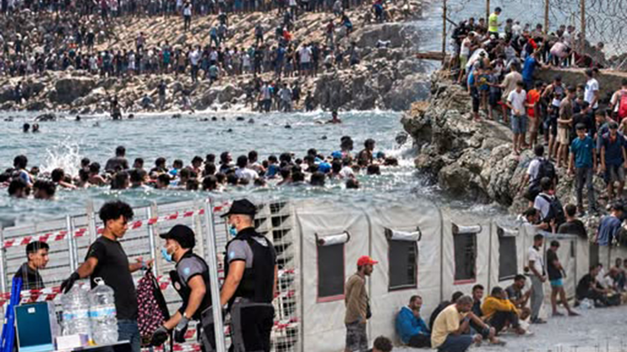 Ceuta'da göçmen kabul merkezi doldu: Göçmenler sahilde kamp kurdu