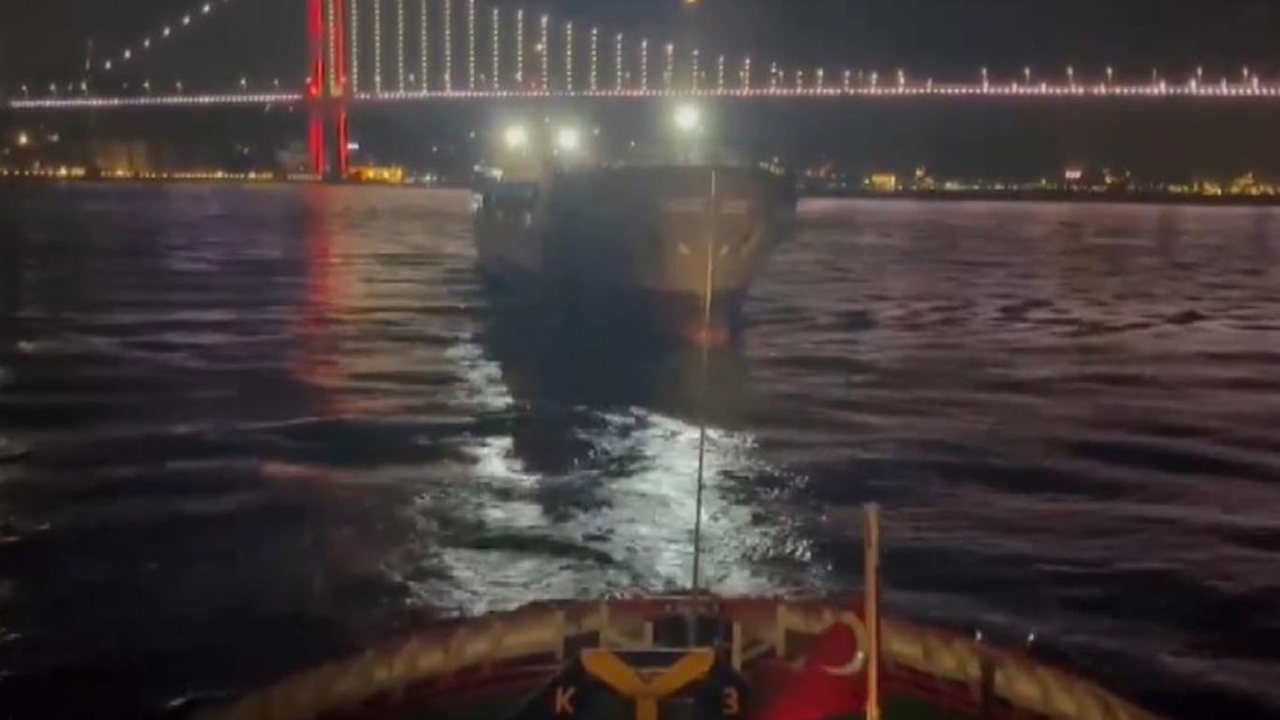İstanbul Boğazı'nda makine arızası yapan kuru yük gemisi kurtarıldı