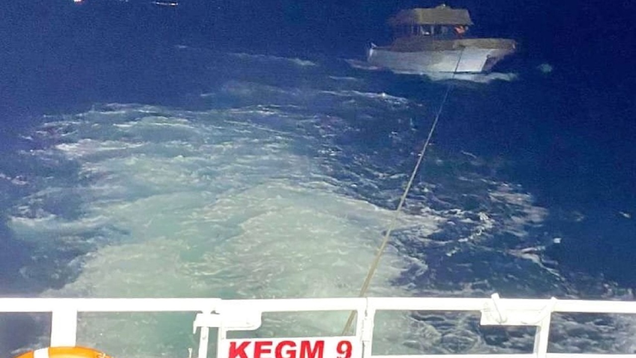 Çanakkale Boğazı’nda arızalanan tekne Kıyı Emniyeti ekiplerince kurtarıldı