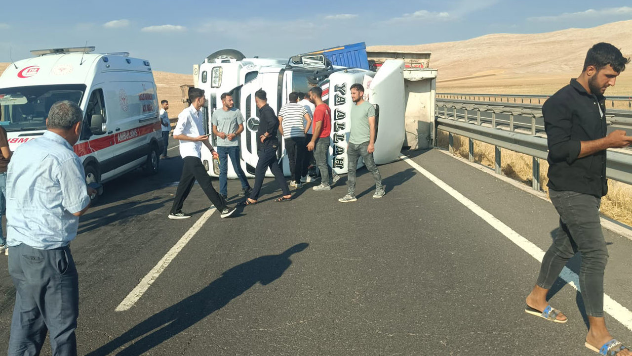 Şanlıurfa'da devrilen tır 20 kilometrelik araç kuyruğuna neden oldu