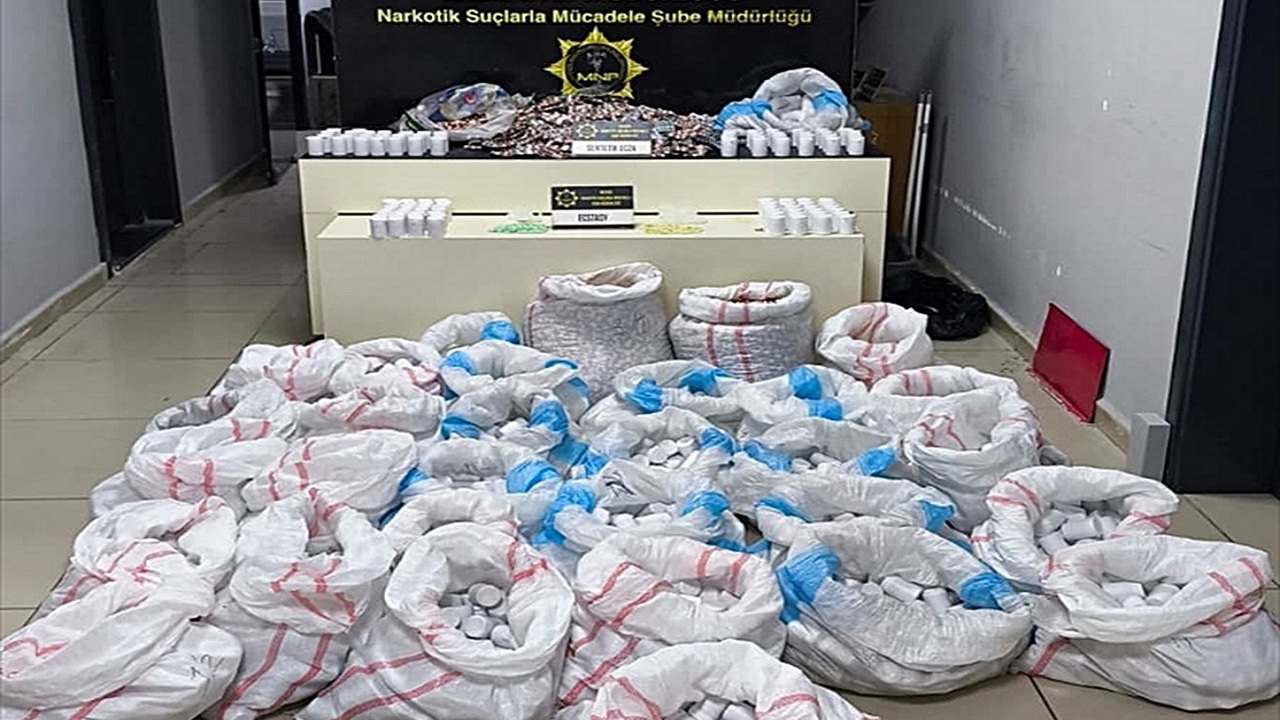 Mersin’de panelvandan 256 bin 900 sentetik hap çıktı: 4 gözaltı