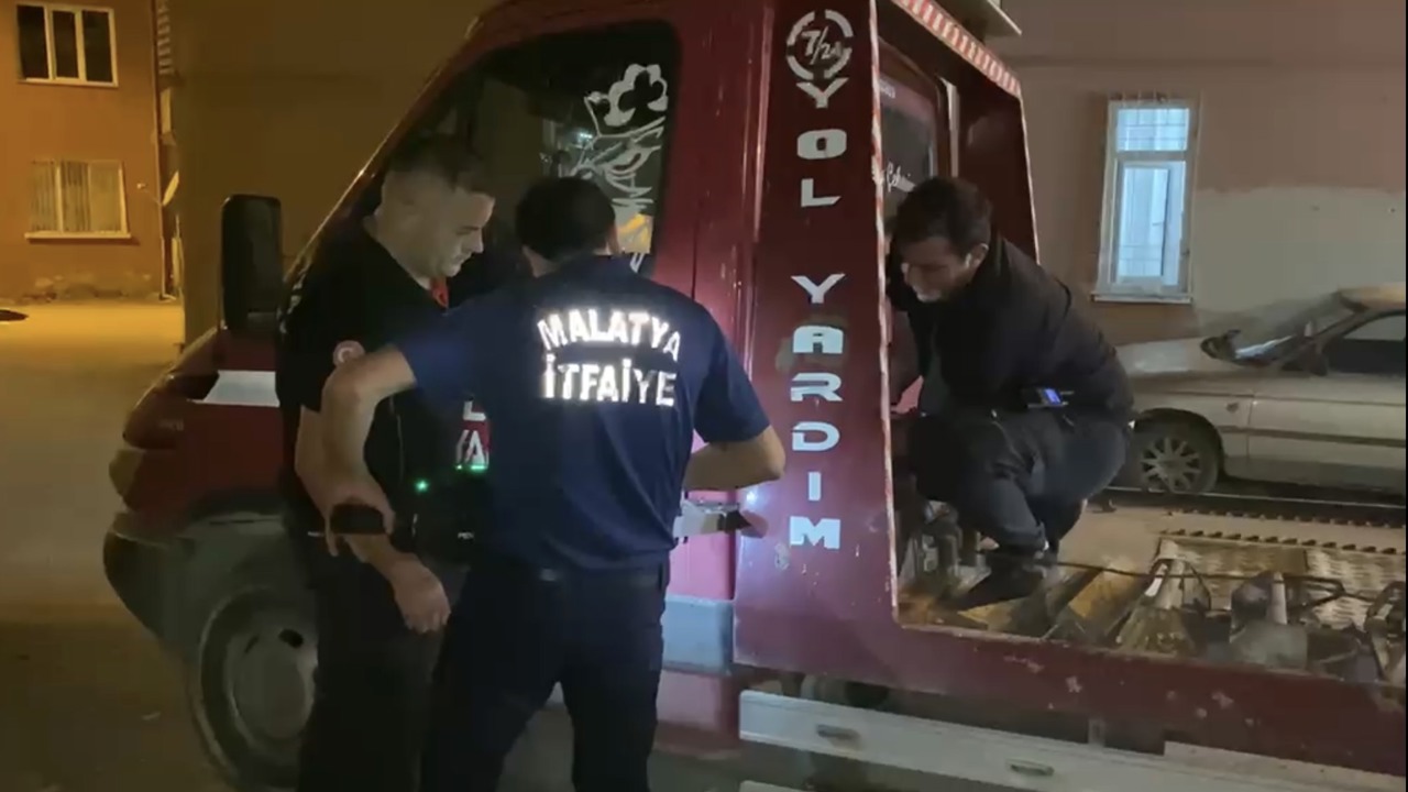 Çekicinin Demir Aksamına Sıkışan Kedi İtfaiye Tarafından Kurtarıldı