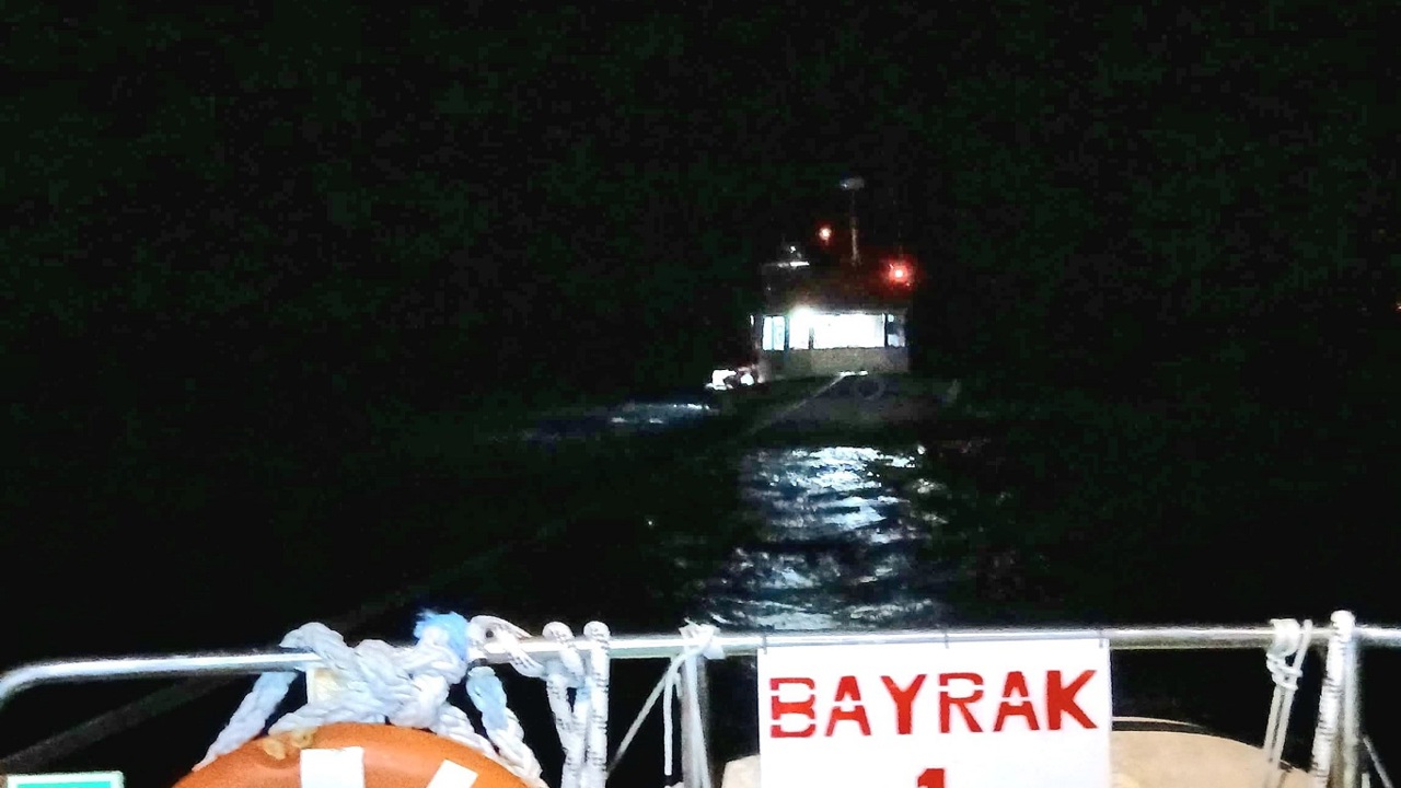 İstanbul Beykoz açıklarında makine arızası yapan tekne kurtarıldı