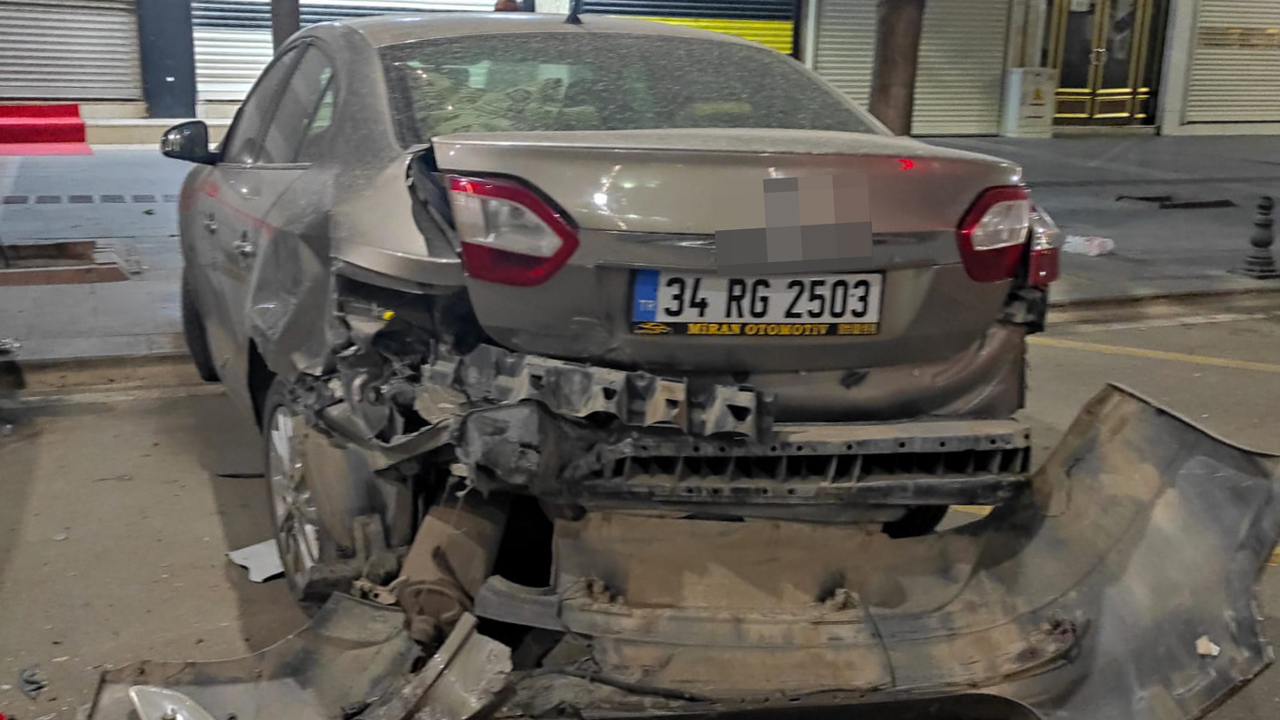 Batman'da otomobil park halindeki 3 araca çarptı