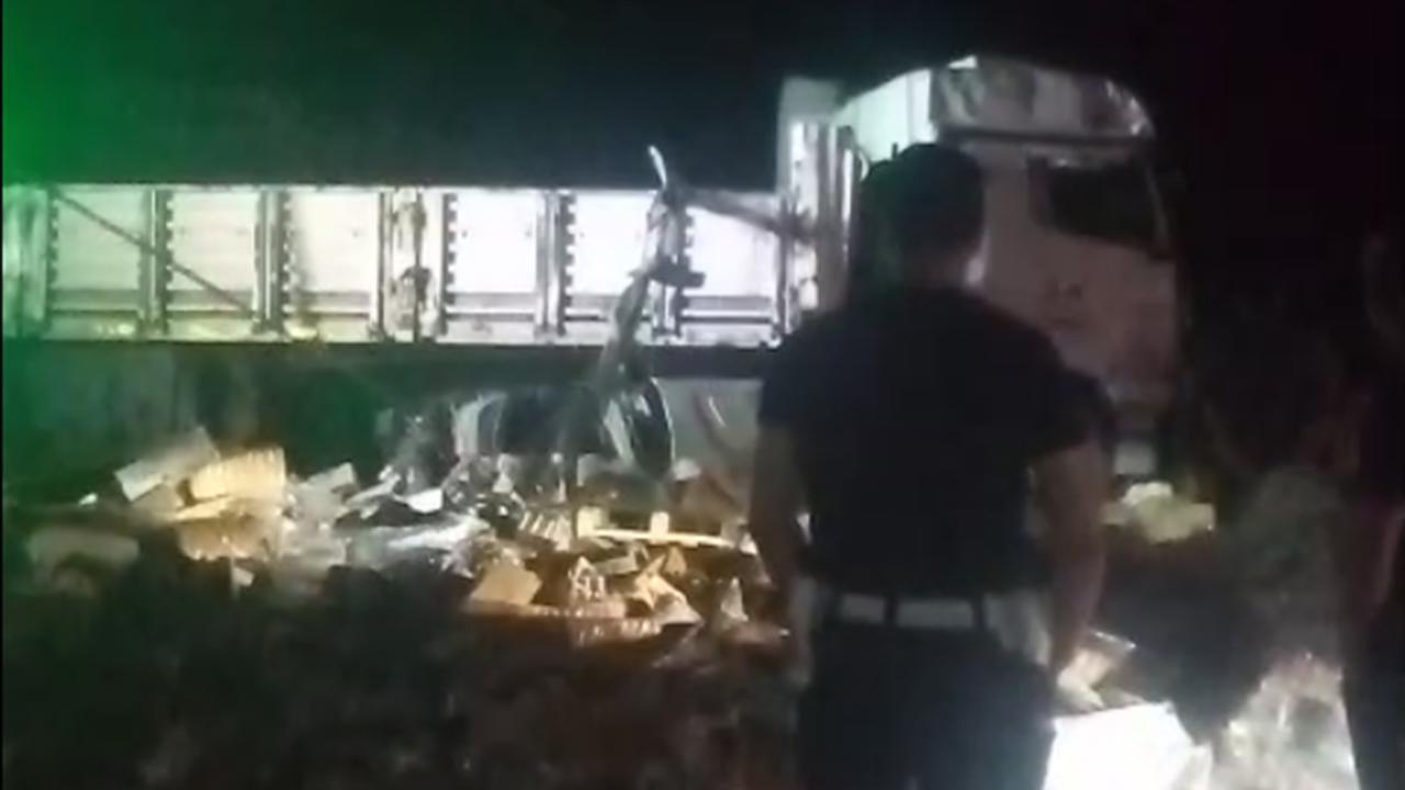 Batman-Diyarbakır yolunda meyve suyu yüklü tır devrildi