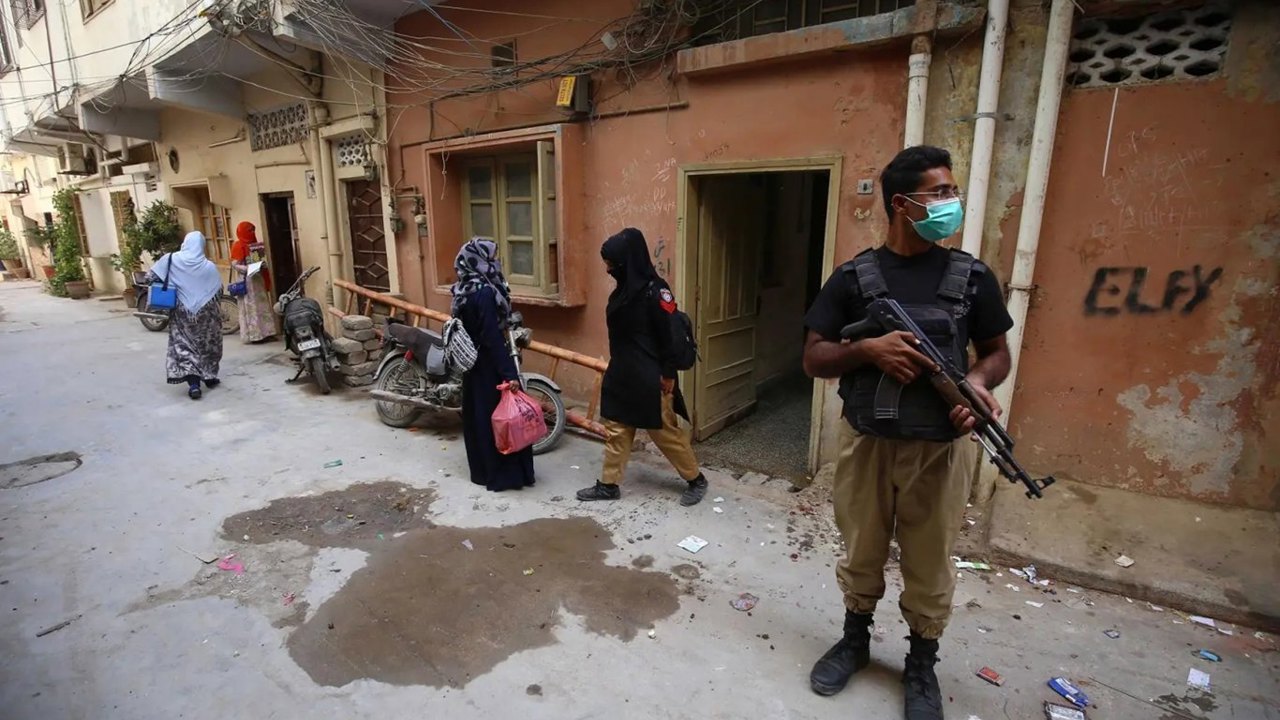 Pakistan'da çocuk felci aşılama ekibini koruyan polise saldırı: 2 ölü
