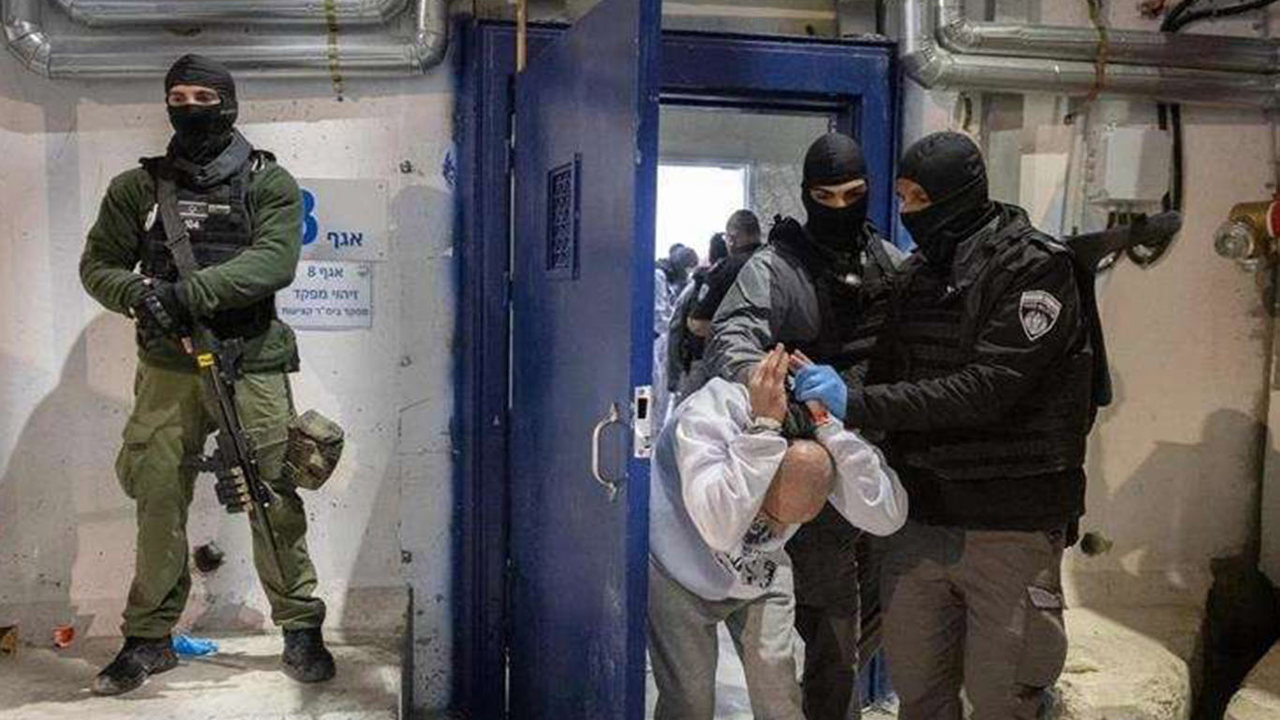 İşgalcilerden Nekeb Hapishanesi'ndeki Gazzeli esirlere saldırı: Yaralılar var