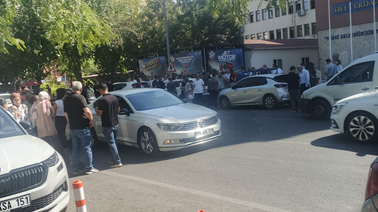 Şanlıurfa’daki deprem Diyarbakır’ı da salladı: Vatandaşlar sokağa çıktı