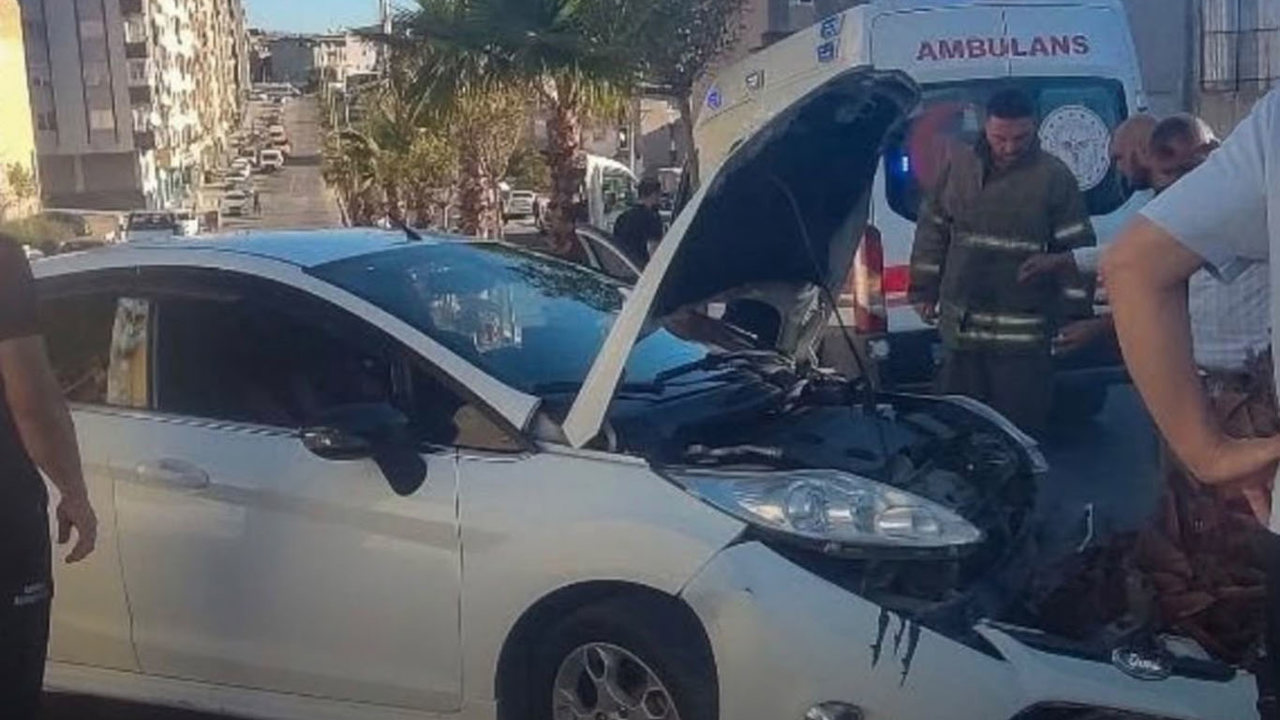 İzmir'de kontrolden çıkan otomobil ağaca çarptı