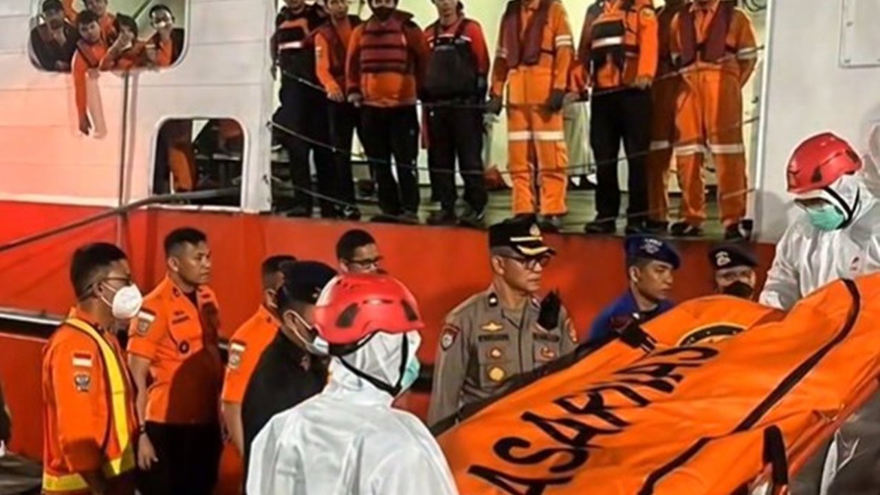 Endonezya'da batan gemide ölü sayısı 42'ye yükseldi
