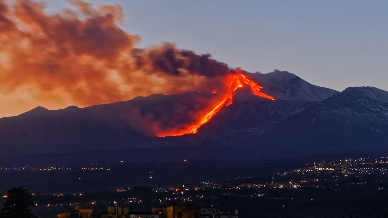 İtalya’da Etna Yanardağı yeniden harekete geçti