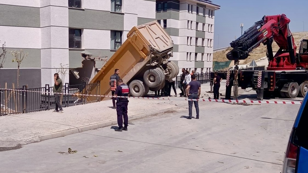 Freni boşalan hafriyat kamyonu TOKİ konutlarına çarptı: Sürücü yaralandı