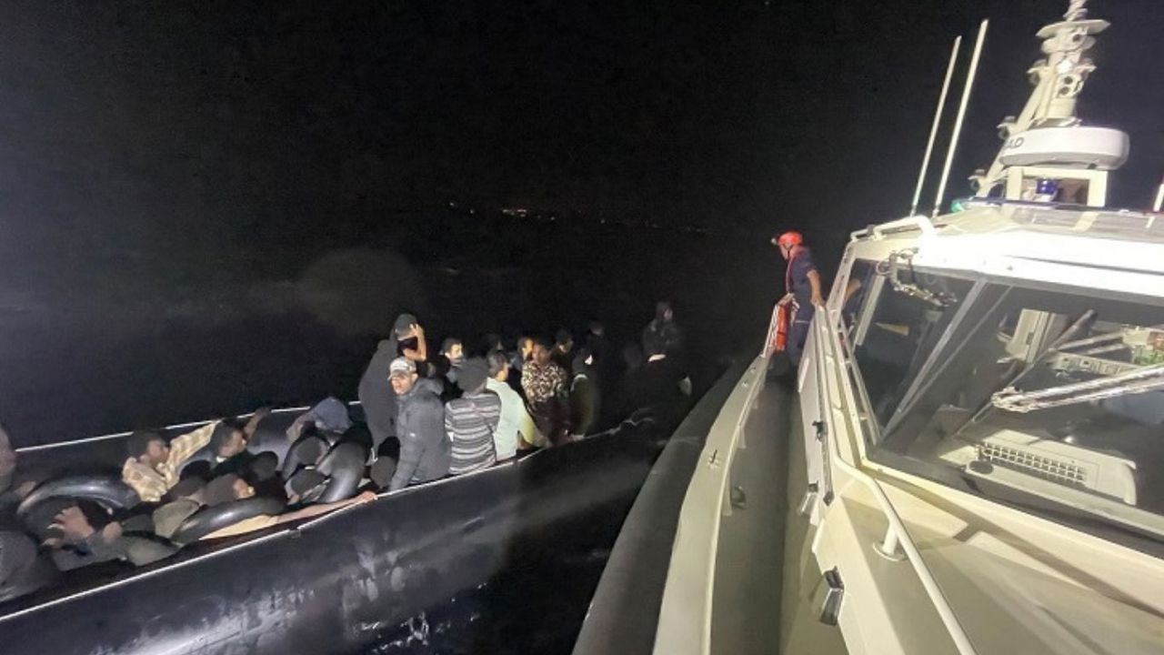 İzmir açıklarında 56 düzensiz göçmen yakalandı