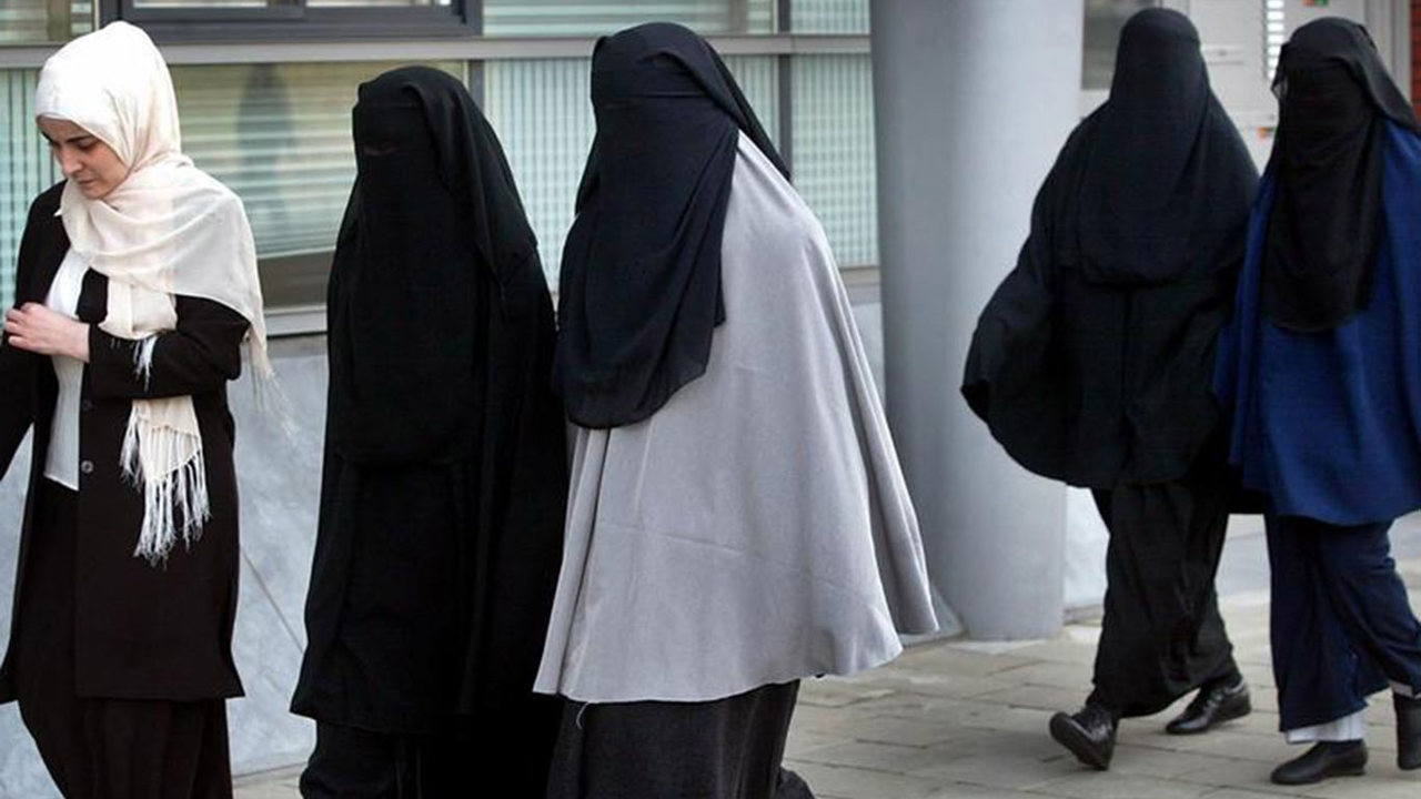İtalya'da burka ve peçeye yasak: "Özgürlük" söylemi kimleri kapsıyor?