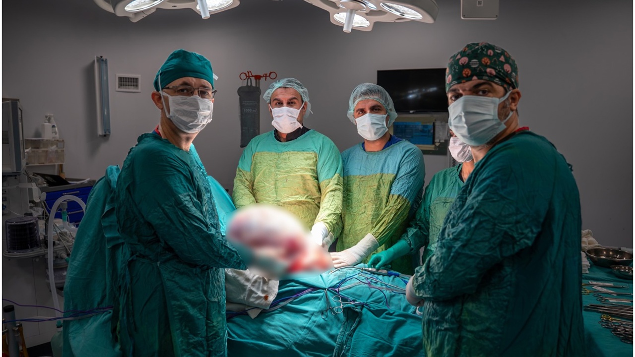 Karın ağrısı ve şişkinlikle başvurdu, 15 kilogramlık kitle çıkarıldı